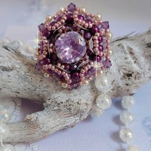 Bague Chinese Purple Stone brodée avec un cabochon rond en cristal Violet à laquelle s'ajoute une grande coupelle filigranée, facettes, perles rondes nacrées et rocailles sur un support bague Argentée